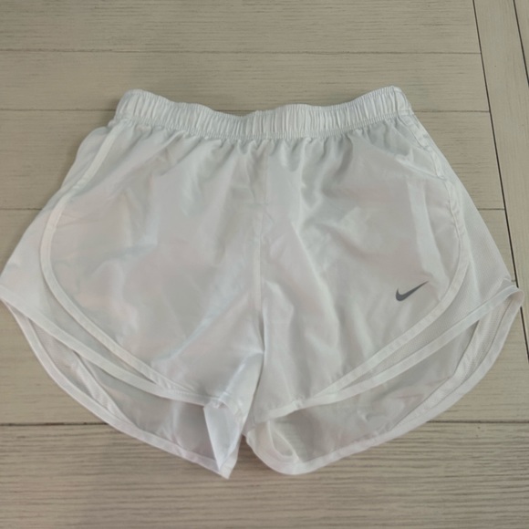 White shorts - Picture 1 of 3